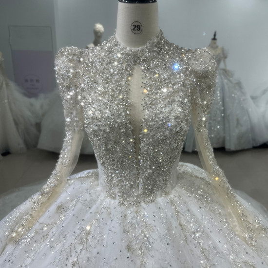 فساتين زفاف برقبة عالية لامعة مزينة بالخرز بتصميم منفوش