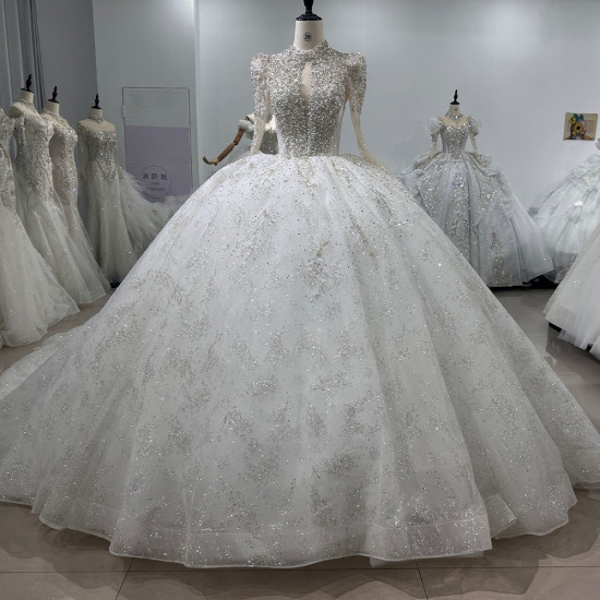 فساتين زفاف برقبة عالية لامعة مزينة بالخرز بتصميم منفوش