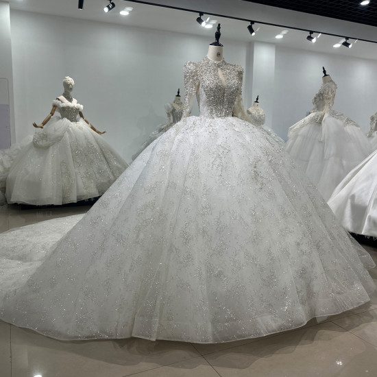 فساتين زفاف برقبة عالية لامعة مزينة بالخرز بتصميم منفوش