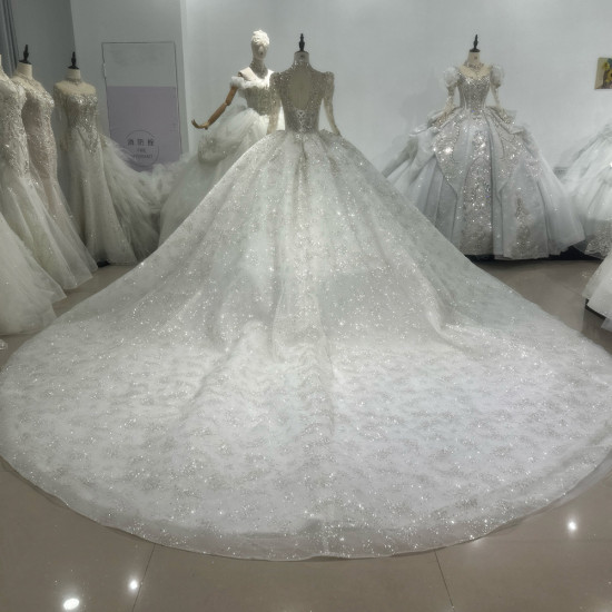 فساتين زفاف برقبة عالية لامعة مزينة بالخرز بتصميم منفوش