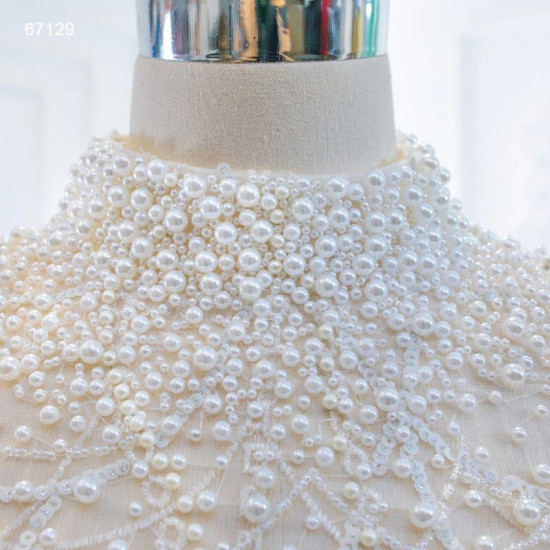 فستان زفاف أنيق فاخر بأكمام طويلة وياقة عالية مطرز بالخرز والكريستال