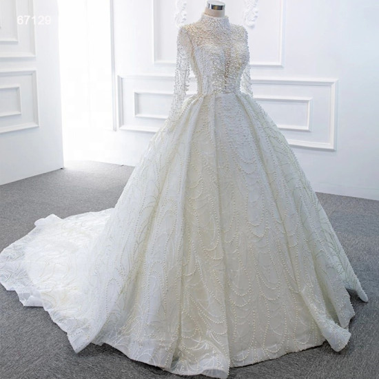 فستان زفاف أنيق فاخر بأكمام طويلة وياقة عالية مطرز بالخرز والكريستال