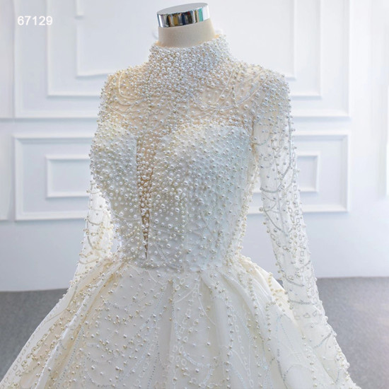 فستان زفاف أنيق فاخر بأكمام طويلة وياقة عالية مطرز بالخرز والكريستال