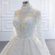 فستان زفاف أنيق فاخر بأكمام طويلة وياقة عالية مطرز بالخرز والكريستال