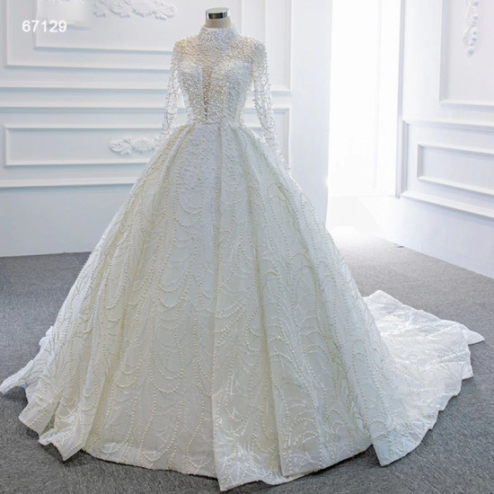 فستان زفاف أنيق فاخر بأكمام طويلة وياقة عالية مطرز بالخرز والكريستال