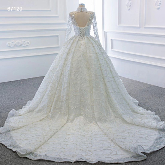 فستان زفاف أنيق فاخر بأكمام طويلة وياقة عالية مطرز بالخرز والكريستال