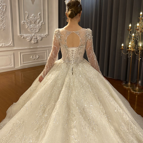 فستان زفاف كلاسيك بتصميم فاخر، بأكمام طويلة، مصنوع من الدانتيل ومطرز بالخرز من بابلون ديزاينر